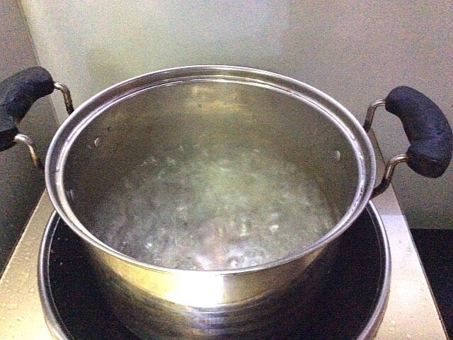 紫薯草莓酱馅醪糟汤圆,水烧开,下汤圆