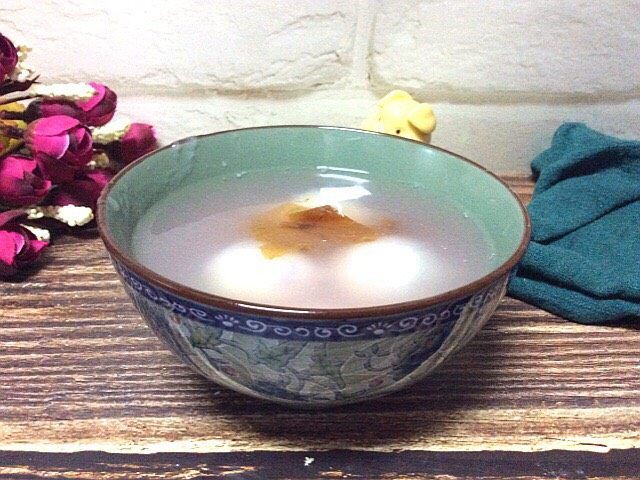 紫薯草莓酱馅醪糟汤圆,捞入碗中,放入少许腌渍的玫瑰🌹