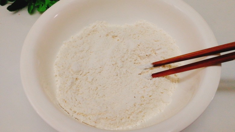 辅食计划+萝卜丝卷,取出<a style='color:red;display:inline-block;' href='/shicai/ 550'>高筋面粉</a>200克
