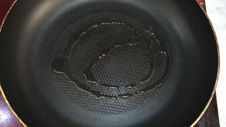 砂锅红烧肉,取一平底锅,热锅,加入少许油