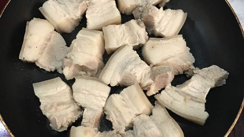 砂锅红烧肉,将五花肉放入,煎至两面微黄,煎到出油(后来看了说明书才知道,黑乐砂锅可以炒菜,其实是可以直接在黑乐砂锅里面操作这一步的)。