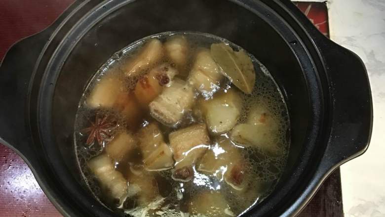 砂锅红烧肉,倒入料酒,加入适量开水,将五花肉覆盖住即可。