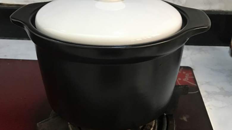 砂锅红烧肉,盖上锅盖,小火炖煮1个小时。