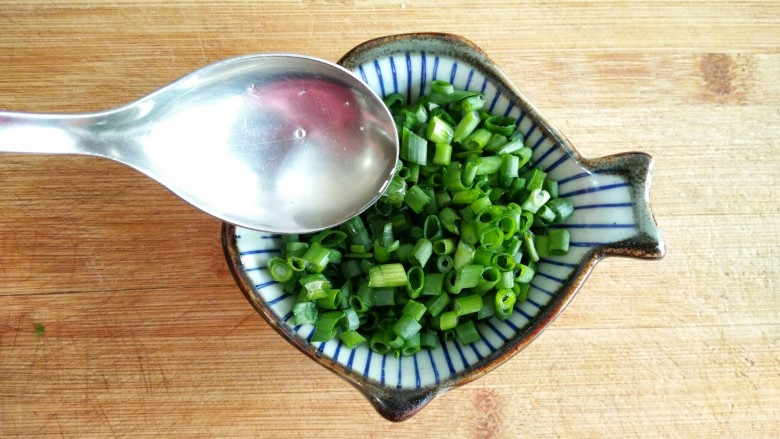 古早味麻酱红糖花卷&椒盐葱香花卷,葱绿切小段,加去适量油拌匀(为了在蒸制过程中保持翠绿)