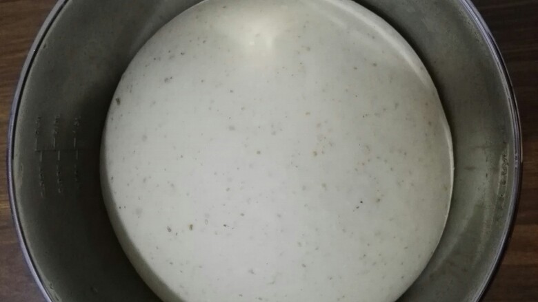 外表金黄内里柔软的全麦吐司面包,当面团膨胀至2倍大时,用手轻拍面团,可以听到面包内部都是满满的气体,吐司面团已经发酵完成。