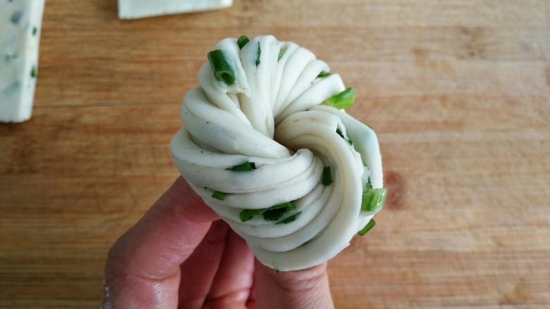 古早味麻酱红糖花卷&椒盐葱香花卷,轻轻拧上2-3圈,卷起,在底下收口。