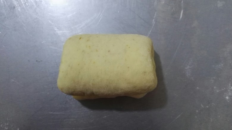 外表金黄内里柔软的全麦吐司面包,再用擀面杖沿着面片的宽和长擀开,将面片转90度,沿着长的方向折叠两次即可。用同样的方法将剩余的面团做好。
