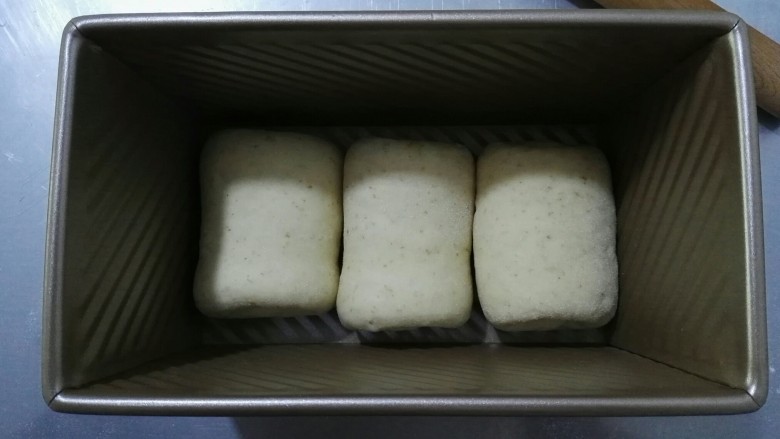 外表金黄内里柔软的全麦吐司面包,做好的面团放入吐司模具中,盖上盖子,放烤箱里用发酵档进行发酵。