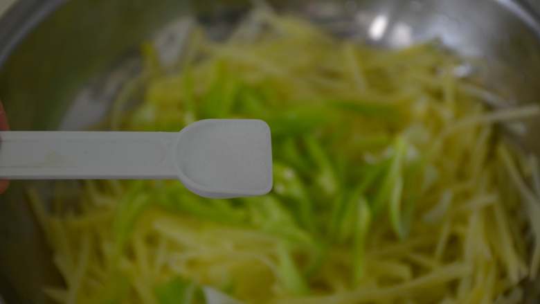 凉拌土豆丝,加1勺盐,半勺<a style='color:red;display:inline-block;' href='/shicai/ 756'>鸡精</a>。