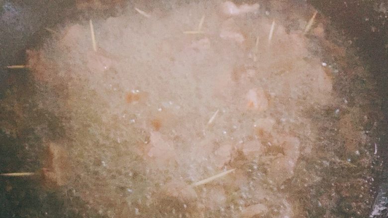 牙签肉,下油锅炸至金黄,全程中火炸制