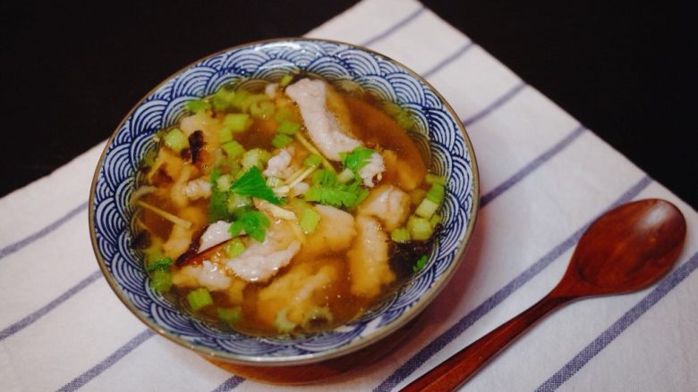 福鼎肉片,将肉片盛入碗中，再撒上芹菜