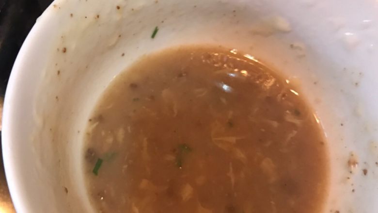 芹菜叶子鸡蛋拌汤,碗里面加入盐，花椒粉调料，不喜欢花椒可以不放，然后加点面汤，拌匀，倒入锅中