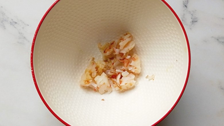 鸡蛋吐司杯盏,<a style='color:red;display:inline-block;' href='/shicai/ 301'>鲜虾</a>去壳去虾线后,水里焯熟切小块备用