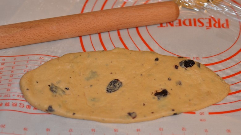 黑加仑红糖吐司(一次性发酵),醒好后,取出一团,排气,再用擀面杖擀成椭圆形~如果一擀就回缩说明还没有醒好。