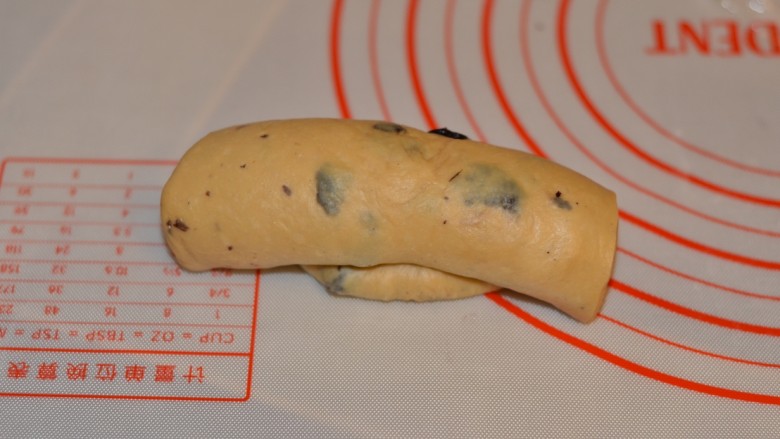 黑加仑红糖吐司(一次性发酵),卷好。