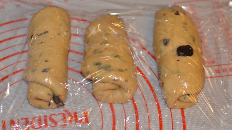 黑加仑红糖吐司(一次性发酵),盖上保鲜膜继续醒10分钟。