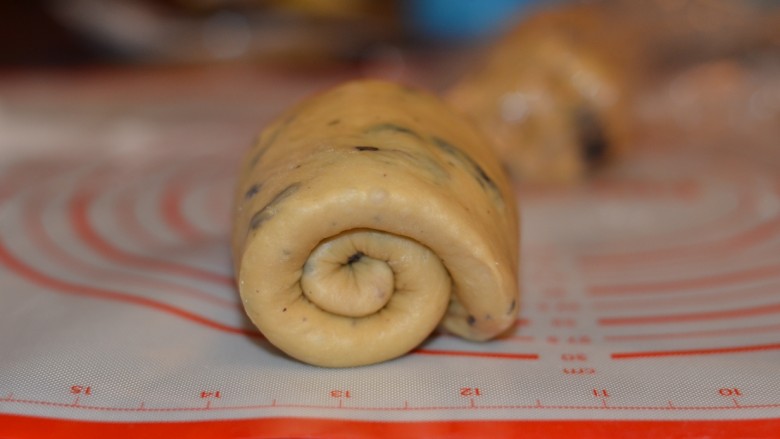 黑加仑红糖吐司(一次性发酵),一样从上卷到下,差不多卷2.5圈。