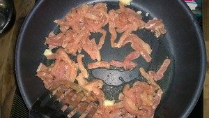 青椒肉丝--快手菜,大火下油
加入蒜子爆香
下肉丝快速翻炒