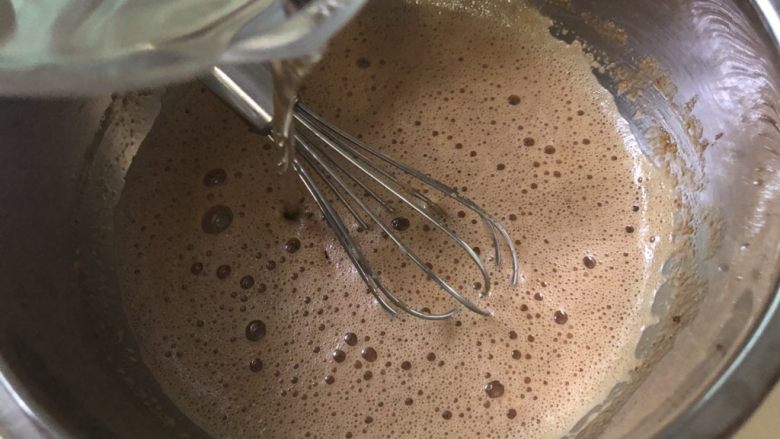 微润红糖栗子🌰戚风蛋糕,再加入油,从中间到外打圈,打至彻底乳化。