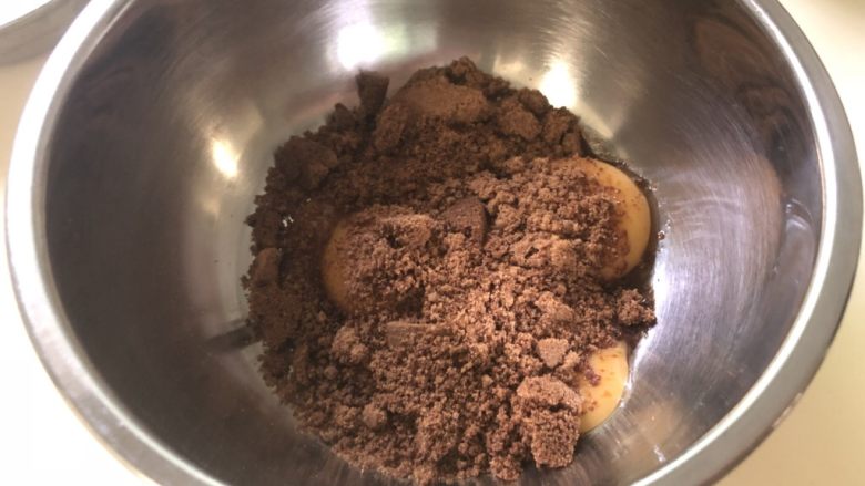 微润红糖栗子🌰戚风蛋糕,先做蛋黄糊,蛋黄加入红糖,如果红糖大颗粒比较多要用料理机打碎再用。