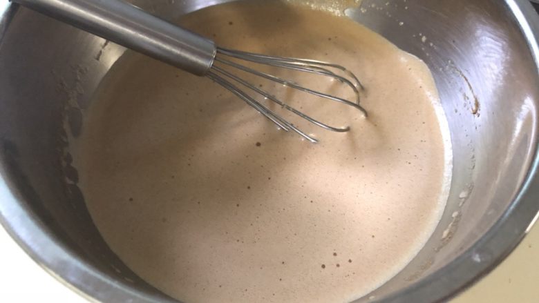 微润红糖栗子🌰戚风蛋糕,就这状态,乳化效果好,对戚风长高有帮助。