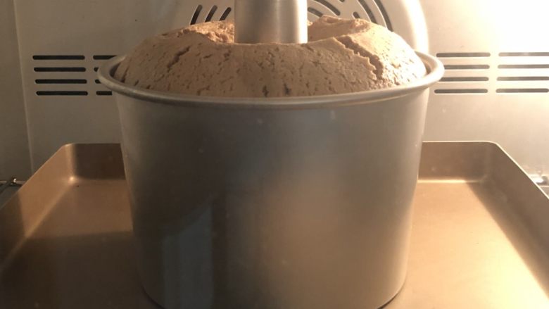 微润红糖栗子🌰戚风蛋糕,因为是加高14寸模,所以涨的高度超出模具不多。