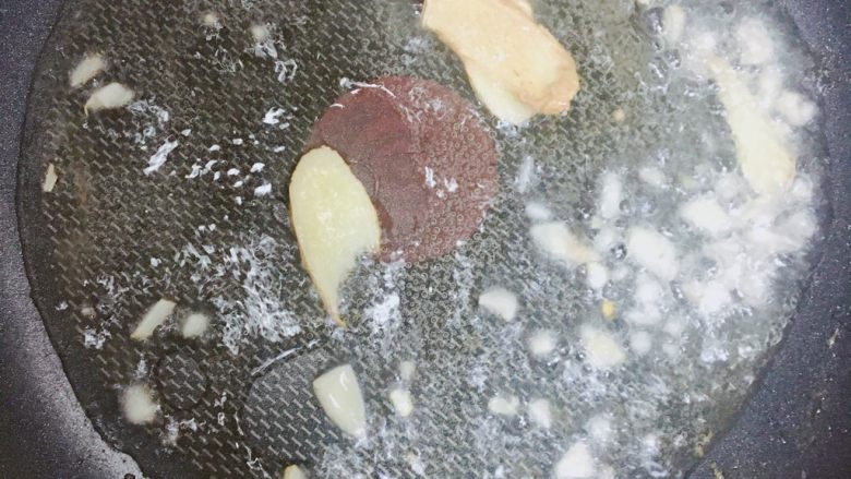 超简单糖醋排骨,热锅倒油~下姜蒜~翻炒出香味~