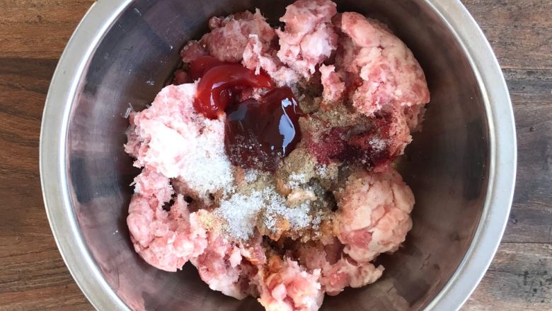 黑椒叉烧蜜汁肉脯,制作方法非常简单,市场买一块9分瘦,一分肥的猪肉,然后让师傅帮你绞碎,带回家调味就OK。肥肉比例越多,肉汁感会更多,自己可以选择自己心水的比例。