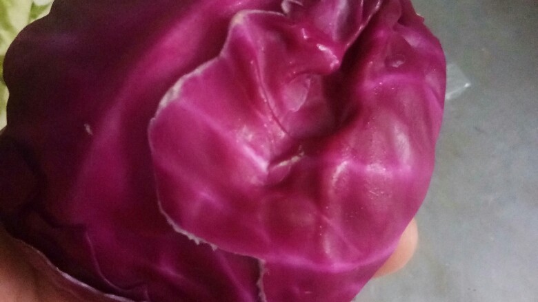 青菜沙拉,<a style='color:red;display:inline-block;' href='/shicai/ 128'>紫甘蓝</a>切丝过水2分钟，过凉控水待用，