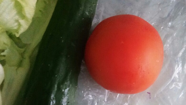 青菜沙拉,<a style='color:red;display:inline-block;' href='/shicai/ 54'>黄瓜</a>洗净切小块待用