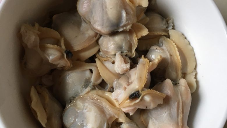 蛤蜊肉炖蛋,本来想连壳蒸的,不知情的奶奶热情的帮我剥掉壳了😂好吧,就这样也行😅