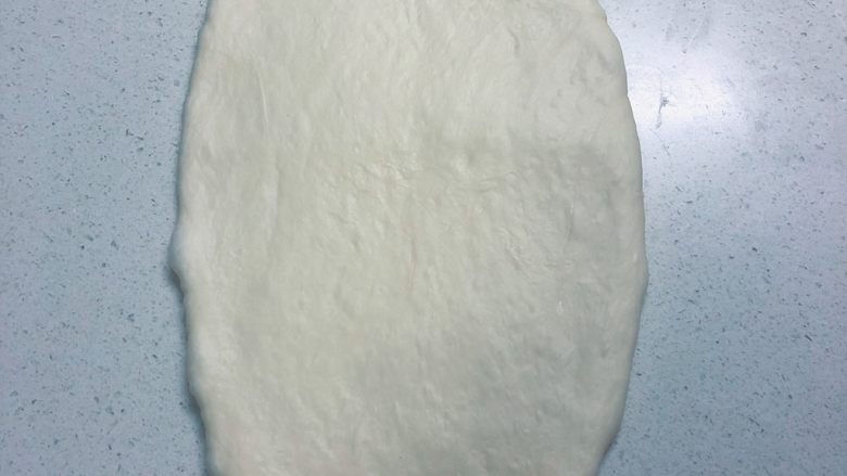零失误牧场鲜奶吐司,将面团擀卷一次,松弛10分钟。