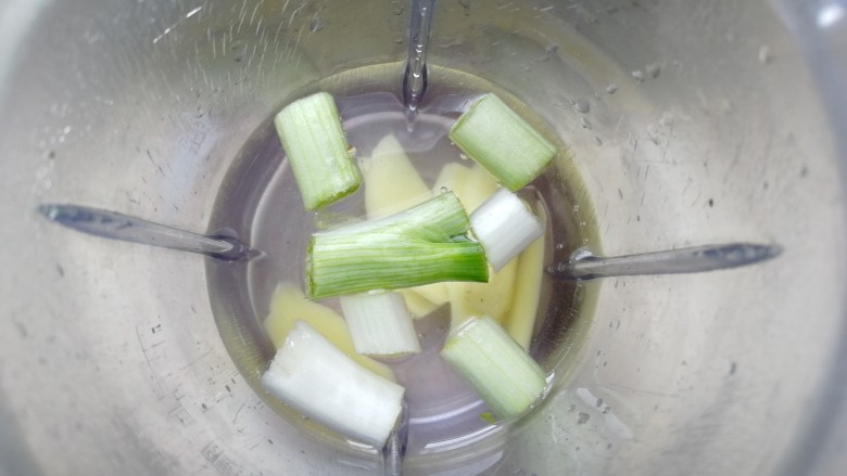 酿水瓜,放入料理机,加适量水