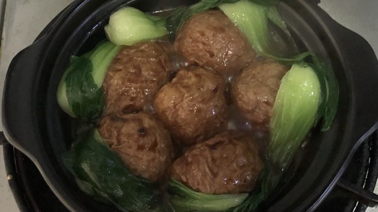 面筋包塞肉,砂锅摆入青菜，浇上碗汁，继续煮5分钟即可