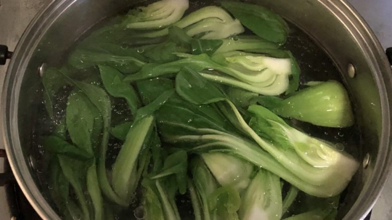 面筋包塞肉,汤锅水烧开,放一点盐和油,放入青菜等再次水开