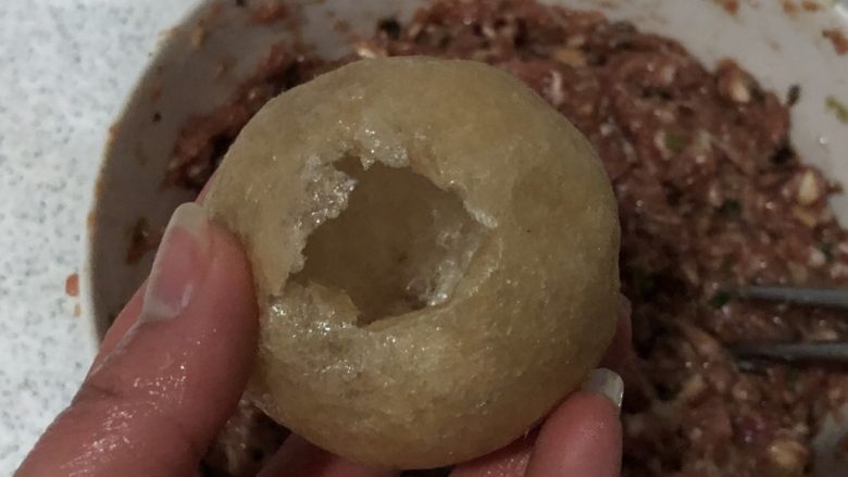 面筋包塞肉,面筋包戳个口子,食指搅碎面筋包里面的组织