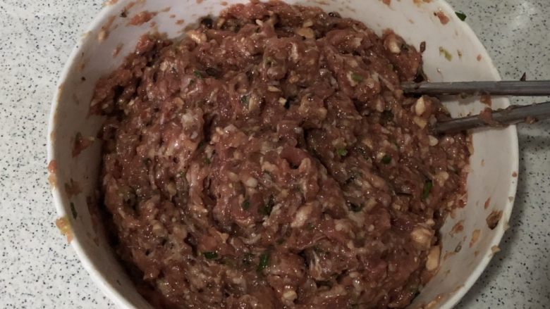 面筋包塞肉,多搅一会上劲,口感更佳