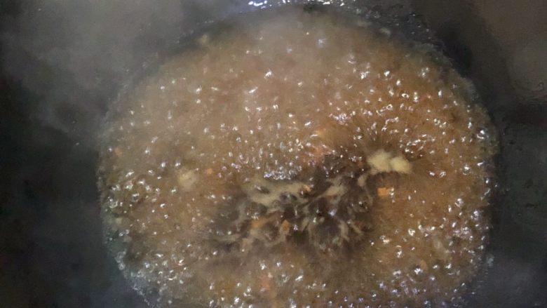 面筋包塞肉,碗汁再次搅匀倒入锅里,大火烧开稍煮至浓稠即可