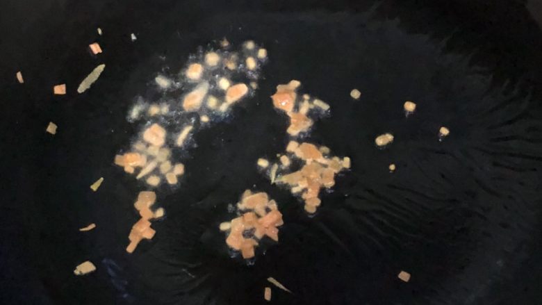 面筋包塞肉,油锅爆香蒜末,我家没有蒜末了就用胡萝卜代替了