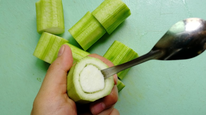 酿水瓜,用小勺把,在水瓜中间转一圈