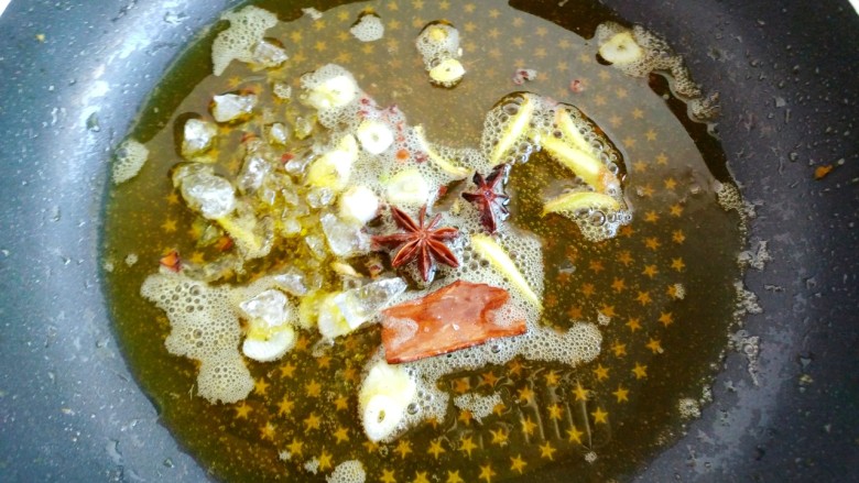 红烧鲫鱼,锅留适量油,放入八角,桂皮,花椒,姜丝,蒜片,<a style='color:red;display:inline-block;' href='/shicai/ 866'>冰糖</a>炒出糖色