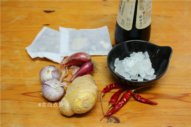 卤水双拼,备好配料:卤水料包在超市买用纱布包装好的,使用之前用水冲洗一下,若自己配料,比较繁琐,得一样样香料去找