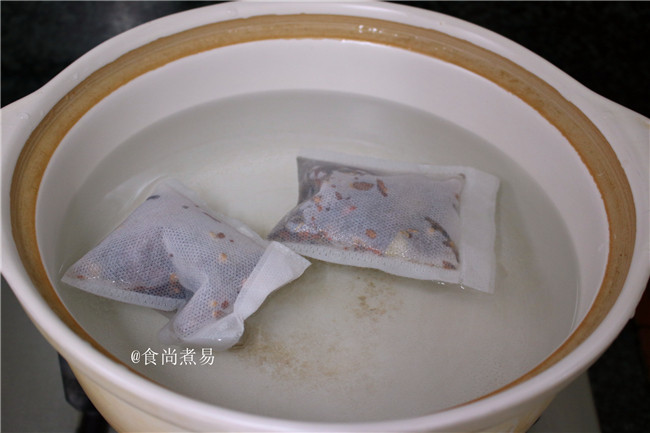 卤水双拼,砂锅里加上水,放入料包