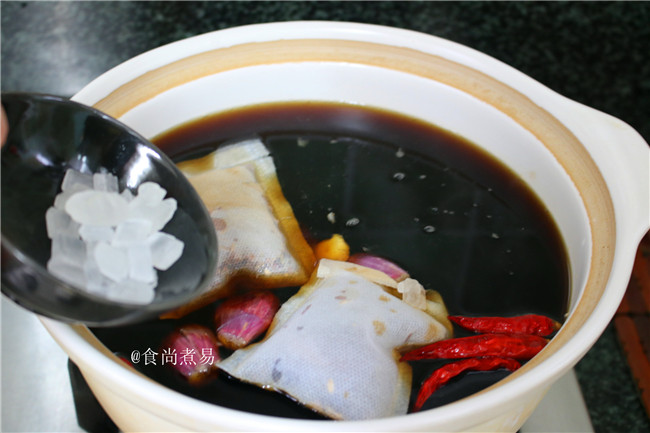 卤水双拼,倒入<a style='color:red;display:inline-block;' href='/shicai/ 866'>冰糖</a>、大火煮开后调成中火,慢慢熬出料包香味