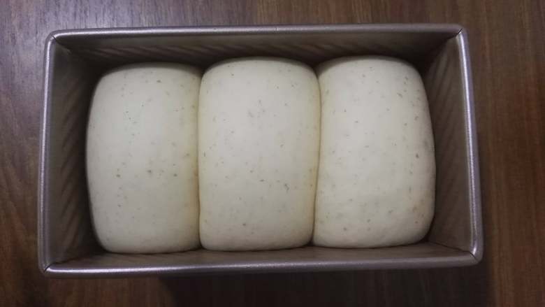 外表金黄内里柔软的全麦吐司面包,当面团发酵至模具的八、九分满时取出。预热烤箱上火170度,下火190度,预热完成,模具放入烤箱,上火170度,下火190度,我放在烤箱的中层,烤35分钟。烤好的面包晾至手温时,装入保鲜袋保存即可。