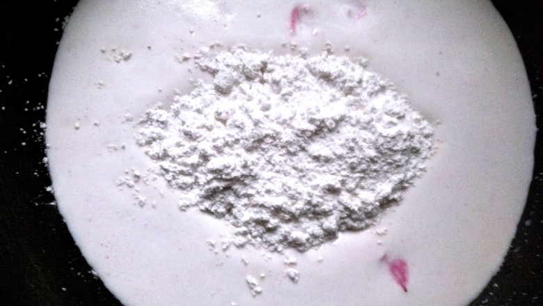 美人面~桃花🌸小食,搅拌好的桃花牛奶放入平底锅中,放入淀粉,<a style='color:red;display:inline-block;' href='/shicai/ 865'>蜂蜜</a>。