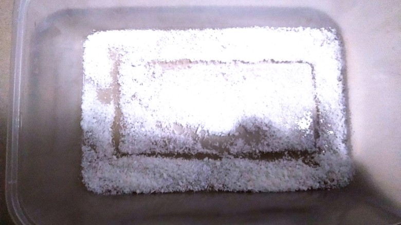 美人面~桃花🌸小食,加热成固体状,关火,随便找了一个平底的盒子(家里有乐扣盒或者微波碗平底就好,我这个有点凑合😄),撒上<a style='color:red;display:inline-block;' href='/shicai/ 630'>椰蓉</a>。
