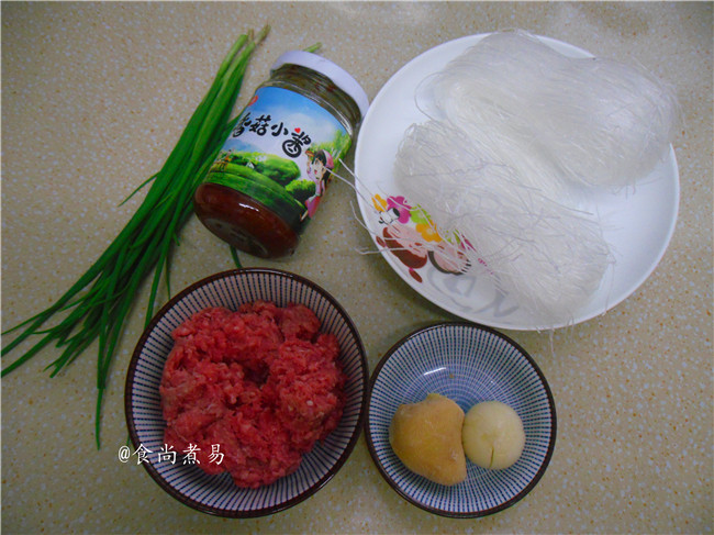 蚂蚁上树,备好食材,牛肉洗净剁碎、<a style='color:red;display:inline-block;' href='/shicai/ 2800'>生姜</a>、蒜头分别去皮剁碎