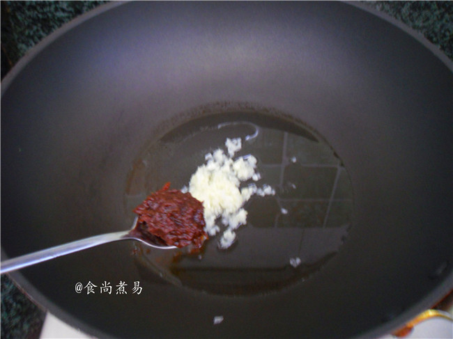 蚂蚁上树,热锅倒油,加入蒜蓉和香菇小酱