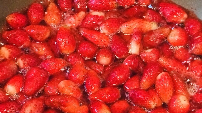 无添加🍓草莓酱,整颗🍓下锅大火煮沸转小火🔥,轻轻搅拌避免出泡沫